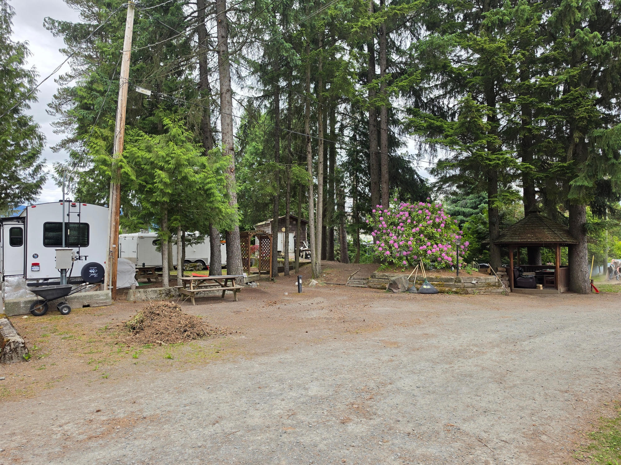 Exterior view — motel surroundings